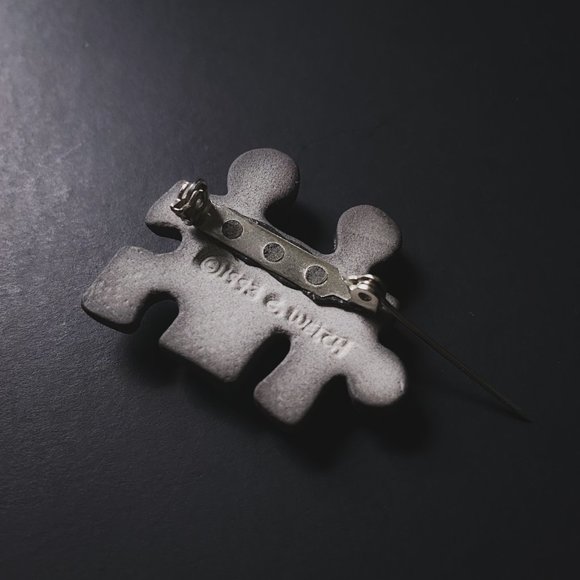 Vintage 1993 Ceramic White and Grey Enamel Interlocking Puzzle Piece Brooch - Picture 3 of 7